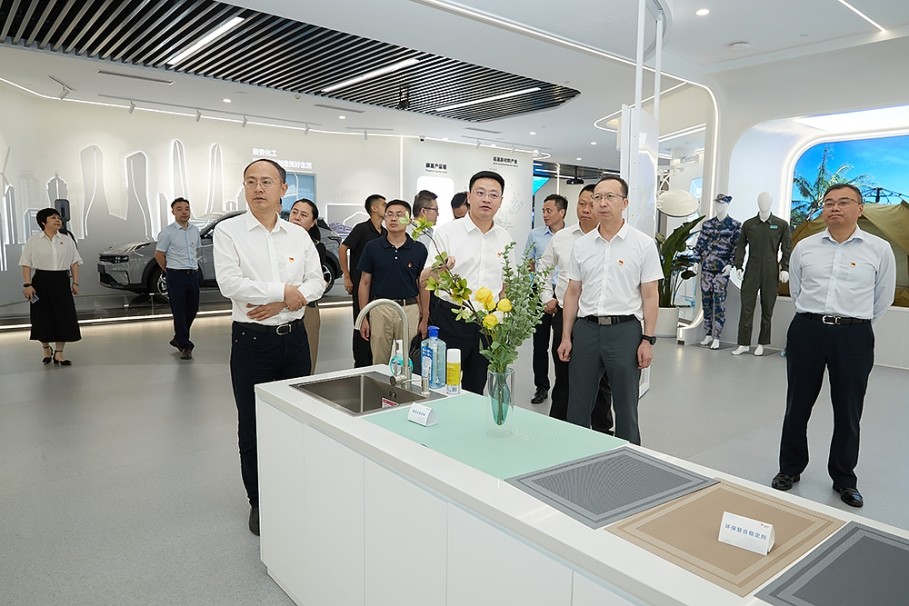 9参观大厦展厅.jpg